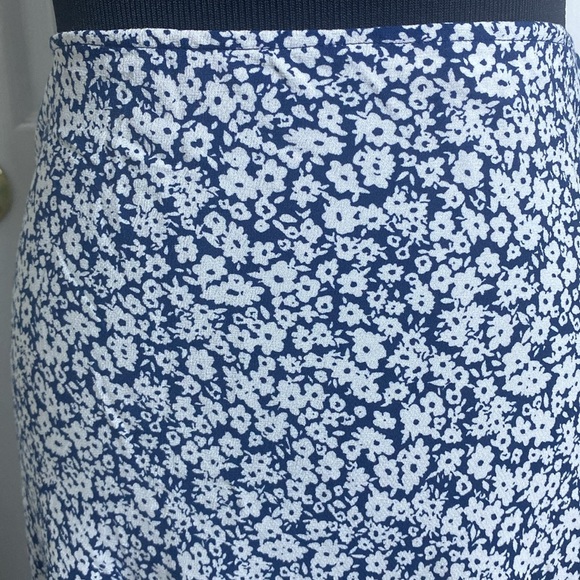 Old Navy Women’s Floral Skirt Navy Blue & White Left Side Slit sz L NWT - Picture 2 of 6